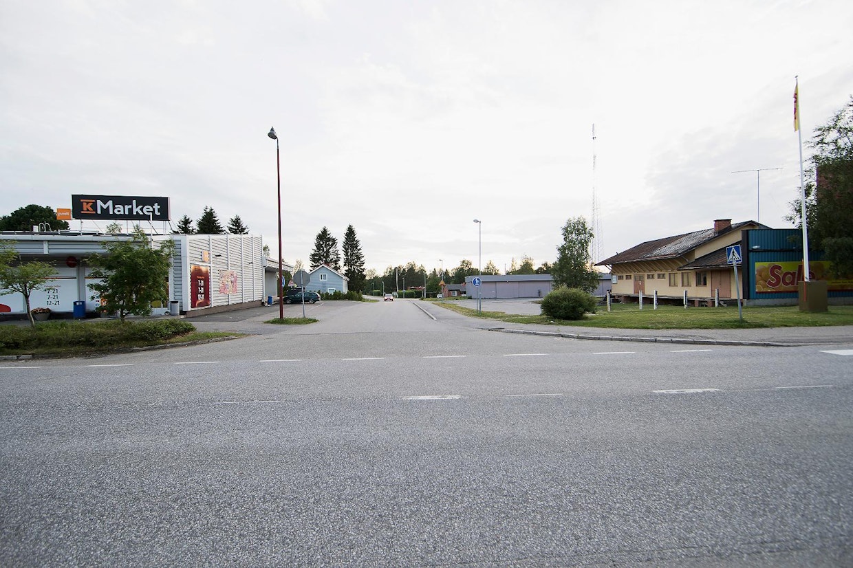 Siikalatvan keskustaajamassa Pulkkilassa kaksi kilpailevaa ruokakauppaa sijaitsee toisiaan vastapäätä. Niihin saapuessaan kotimainen lihamakaronilaatikko on kulkenut noin 1 800 kilometrin matkan.