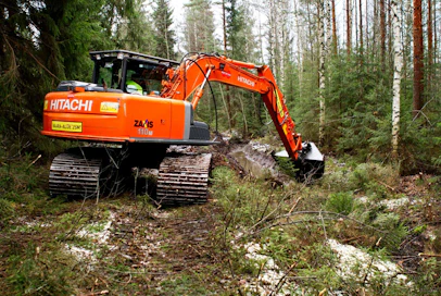 Raskaiden kemerahankkeiden eteneminen on ollut hidasta. Kuvassa kunnostusojitusta Lapinjärvellä.