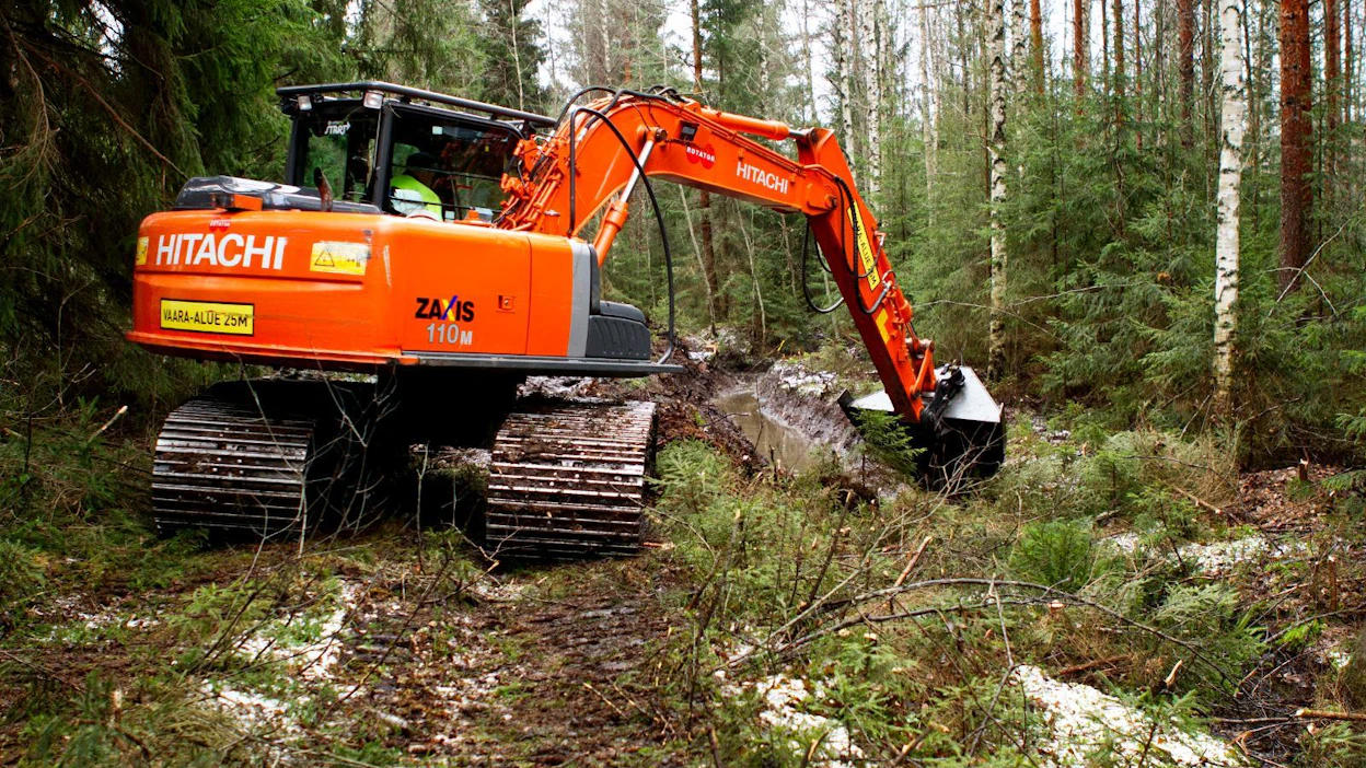 Raskaiden kemerahankkeiden eteneminen on ollut hidasta. Kuvassa kunnostusojitusta Lapinjärvellä.