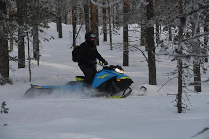 Summit 175-tuumaisella matolla ja E-Tec 850 -moottorilla on umpilumella pitelemätön kelkka. Osaavissa käsissä sillä pääsee korkealle vuorelle kevyesti.