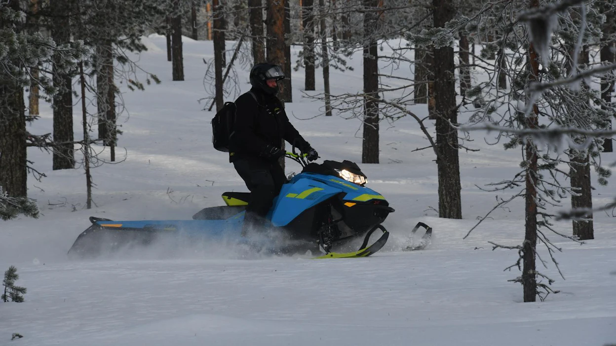 Summit 175-tuumaisella matolla ja E-Tec 850 -moottorilla on umpilumella pitelemätön kelkka. Osaavissa käsissä sillä pääsee korkealle vuorelle kevyesti.