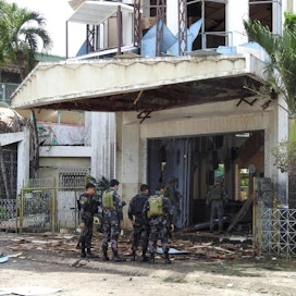 Poliiseja ja sotilaita pommi-iskun kohteeksi joutuneen katolisen kirkon ulkopuolella Filippiineillä. LEHTIKUVA/AFP