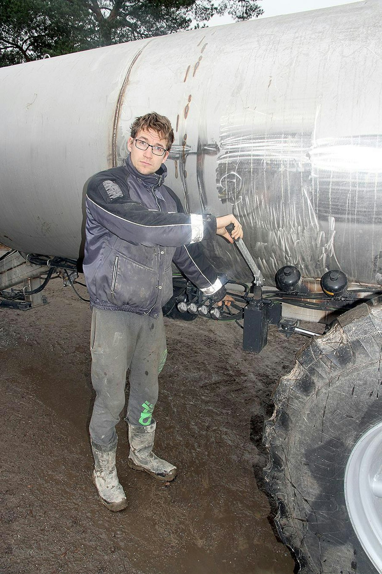 Lauri Pirilä esittelee käsipumppua, jolla vaunun pyörien kääntöjärjestelmän suljettuun hydrauliikkapiiriin pumpataan käyttöpaine.