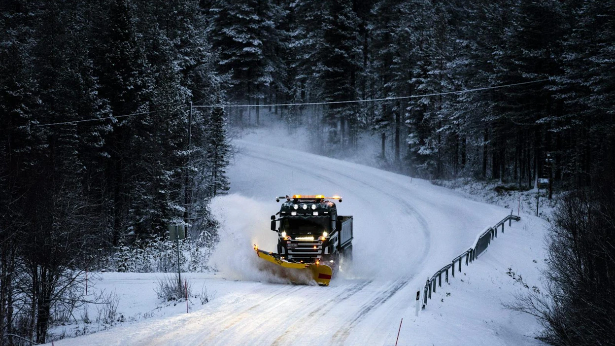 Aura-auto avaa Pallaksentietä Lapissa, Muonion Torassiepin lähellä marraskuun lopulla. LEHTIKUVA / OTTO PONTO