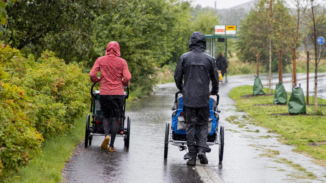 Julkisilla kulkuvälineillä useamman lapsen kanssa matkustaminen voi nostaa kynnystä mennä neuvolaan, Tuovi Hakulinen ja Tiina Mäenpää kirjoittavat.