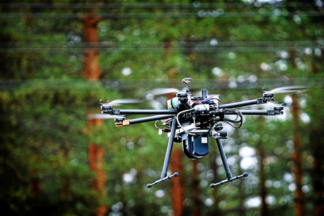 Lentorobotin tarkastuslentokokeilu Pohjois-Karjalassa. PKS Sähkönsiirron alueella kokeillaan ensimmäisenä Suomessa ja koko Euroopassa sähkölinjojen tarkastamista kauko-ohjattavalla miehittämättömällä helikopterilla. Koelento liittyy Energiateollisuus ry:n Sähkötutkimuspoolin tutkimushankkeeseen. Helikopteri nousee ilmaan Enerke Oy:n toimitilojen tuntumassa.