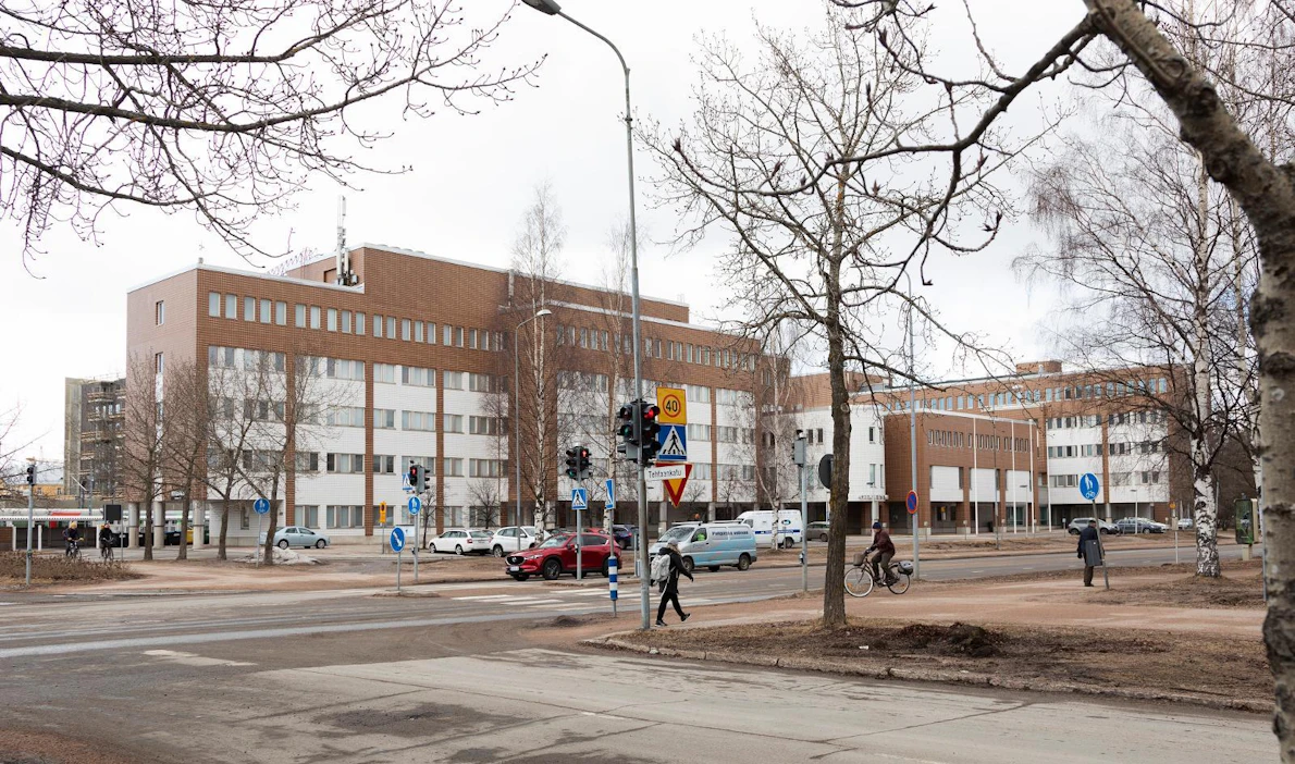 Huono sisäilma on aiheuttanut ongelmia esimerkiksi Oulussa, jossa oikeus- ja poliisitalo on ollut käyttökiellossa sisäilmaongelmien takia.