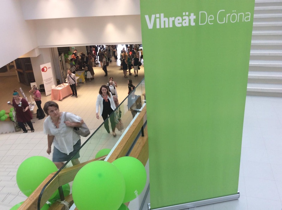 Vihreiden puheenjohtajavalinta venähti, kun erä ääniä unohtui Helsinkiin.