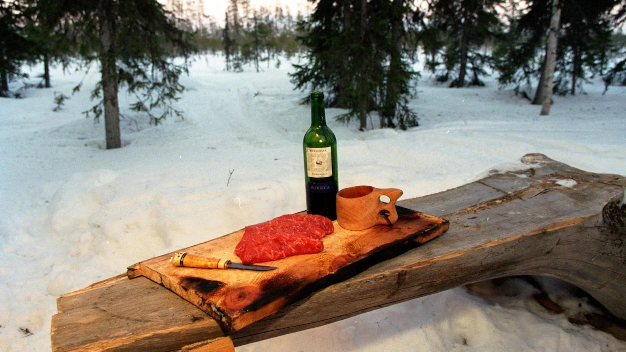 Suomalainen ruoka kiinnostaa maailmalla. Kuvassa liha odottamassa leirinuotiota Levillä.
