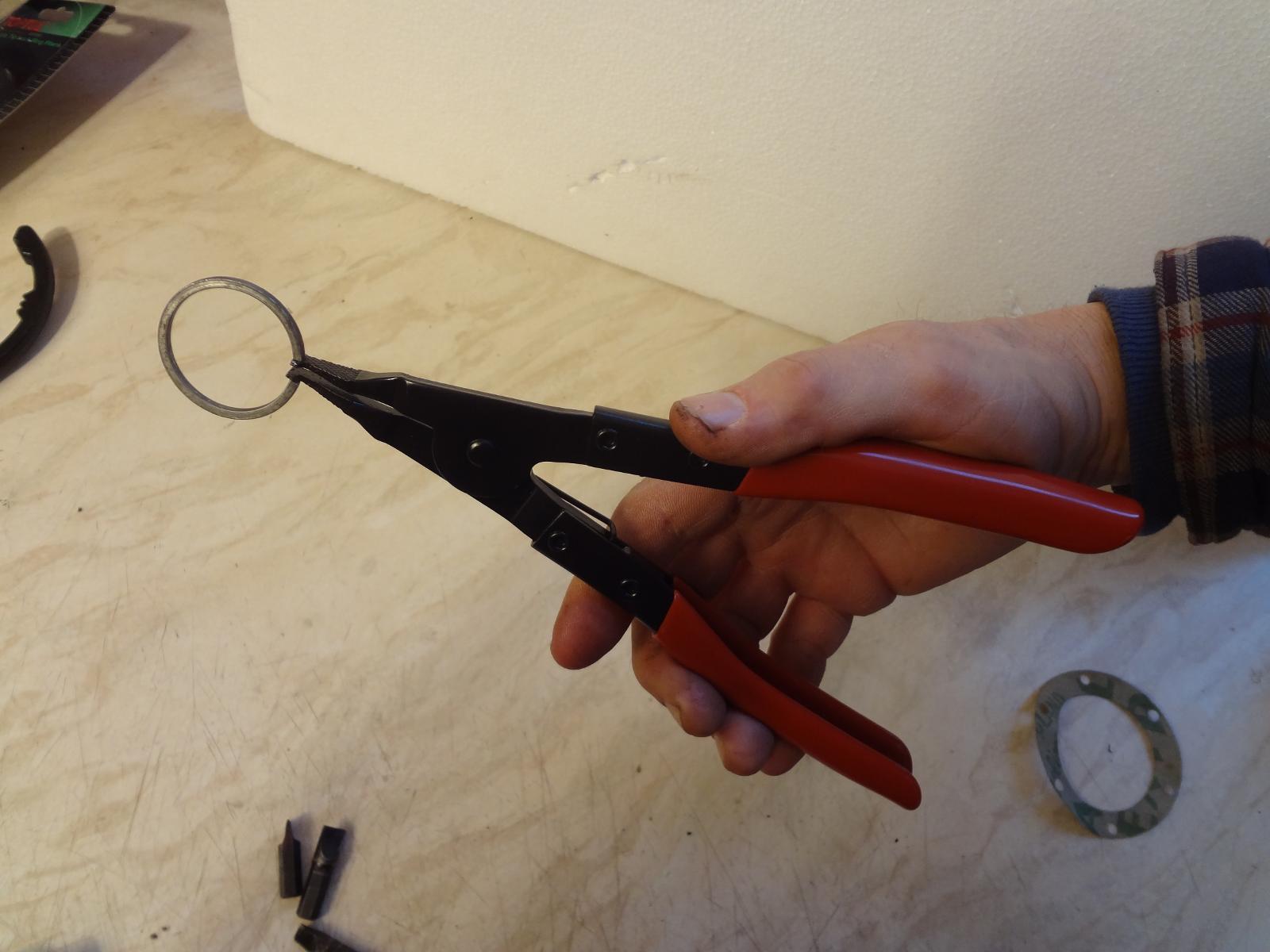 Hieman harvinaisempi lukkorengastyyppi on reiätön viistopäinen ja ulkopuolinen rengas. Sitä varten on olemassa lattapäiset levittävät pihdit, joiden päät on karhennettu ruutukuviolla, jotta rengas ei lähde karkuun. Kuvan pihdit ovat  Toptul-sarjaa ja ostettu JN-Tradingista Kaarinasta.