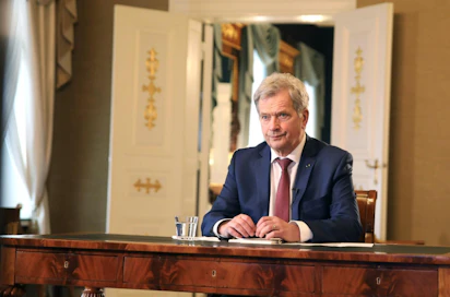 Presidentti Sauli Niinistö tapasi politiikan toimittajia torstaina etäyhteydellä. LEHTIKUVA / Handout/ Riikka Hietajärvi