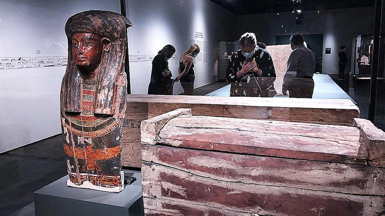 Egyptin kuiva ilmasto ja tapa koota taide-esineitä hautakammioihin on säilyttänyt puuesineitäkin tuhansia vuosia. Aluksi hauta-arkut olivat yksinkertaisia, mutta pikkuhiljaa niiden koristeellisuus lisääntyi.