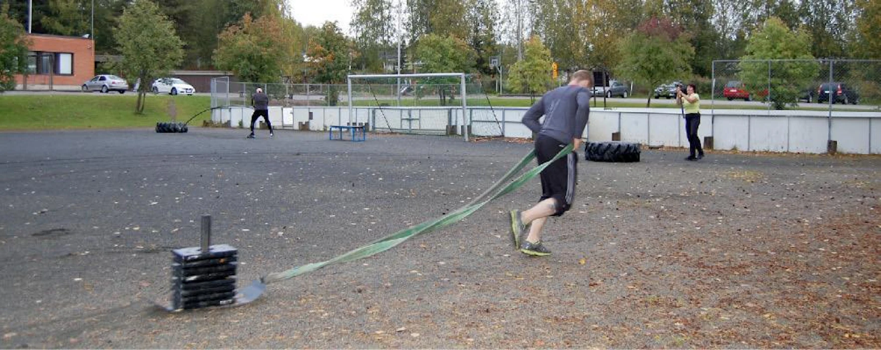Traktorin eturenkaat, leka, hydrauliikkaletku, vetoliinat, jäterauta ja vanhat painot yhdistettynä kekseliäisyyteen tuottavat monipuoliset ja edulliset kuntoilulaitteet.