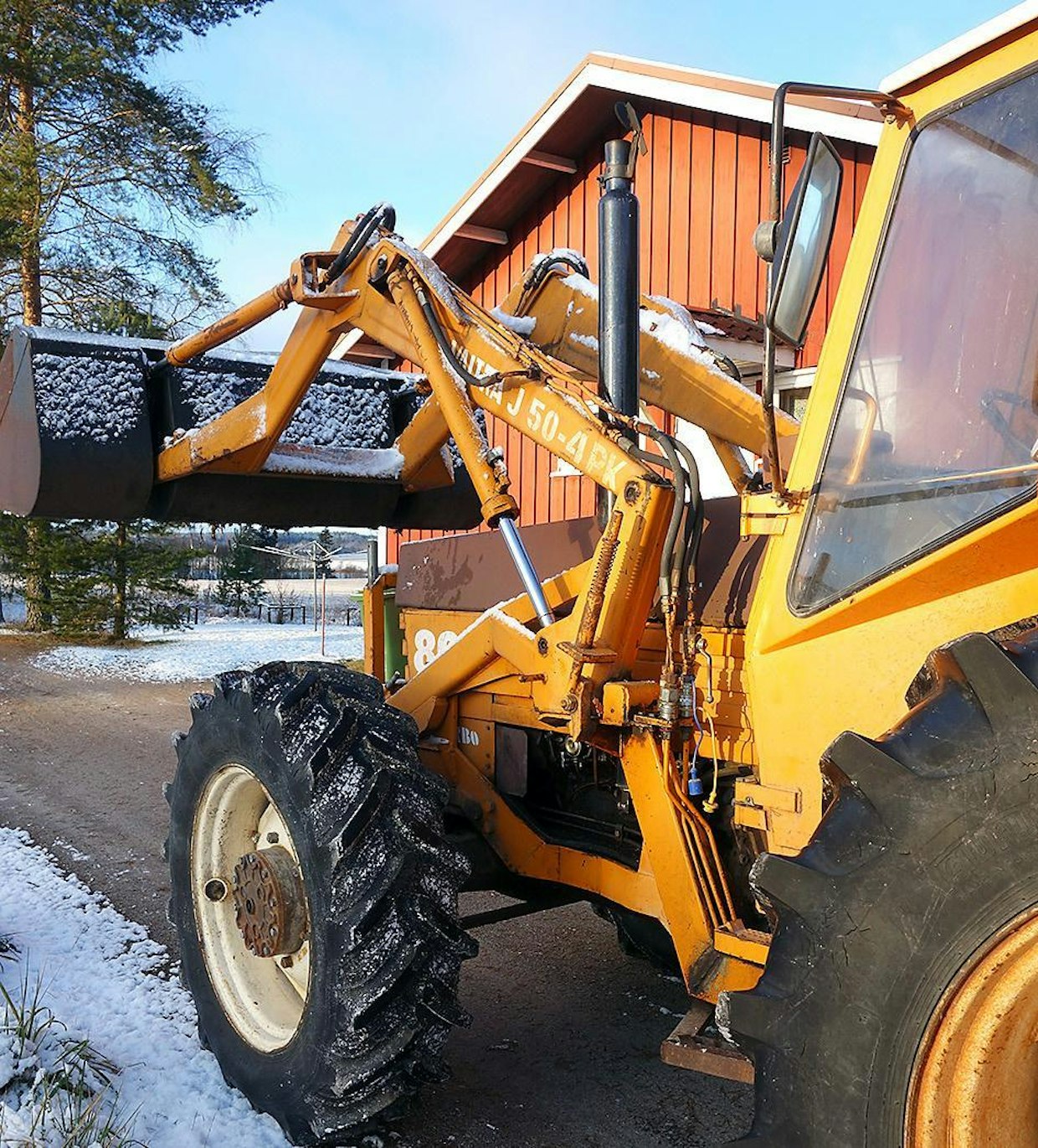 Valmet 803 Turbon ohjaamo.