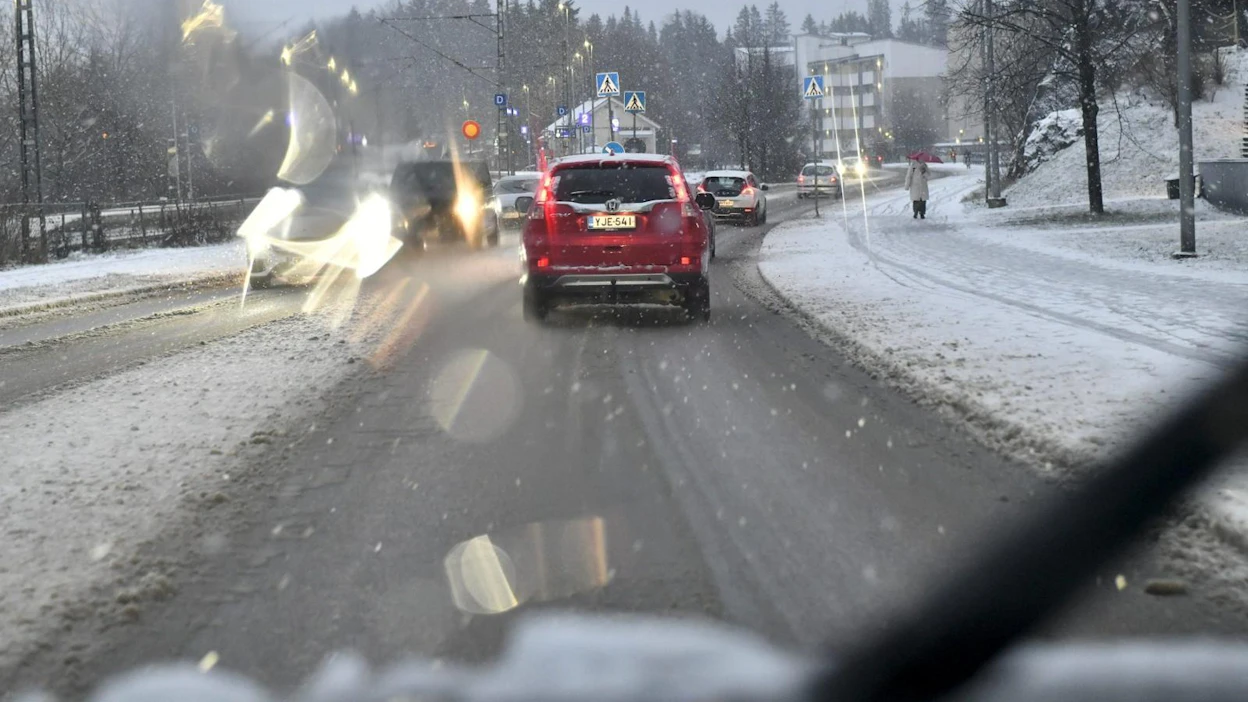 Huonoa ajokeliä on aamun mittaan suuressa osassa maata. Kuva on tiistailta. LEHTIKUVA / Heikki Saukkomaa