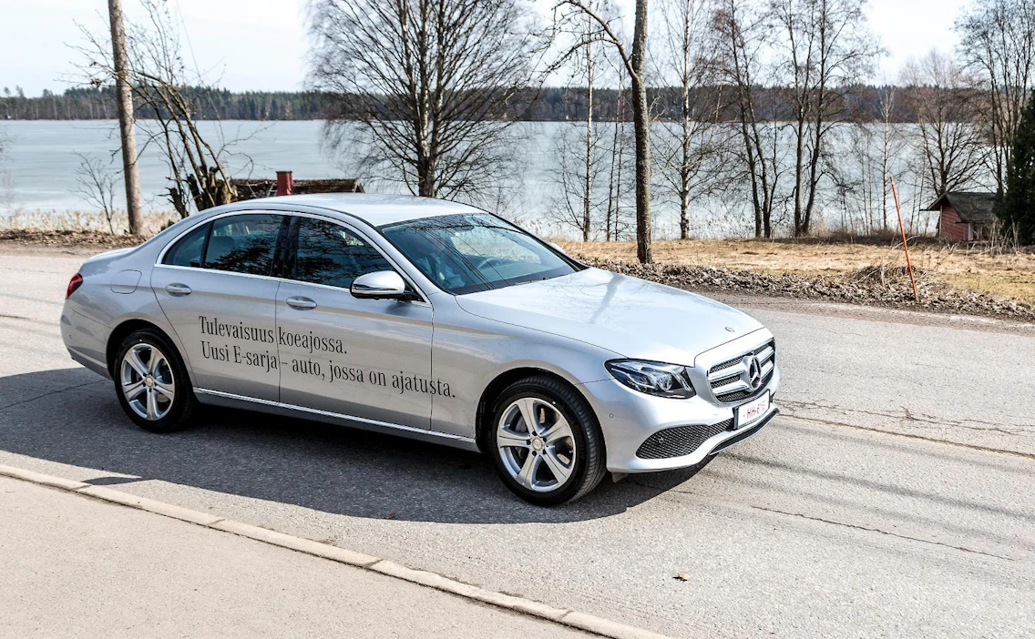 Mercedeksen erikokoiset mallit noudattavat samaa muotokieltä. Uuden E-sarjan ajettavuus on hyvä yhdistelmä sporttisuutta ja mukavuutta.