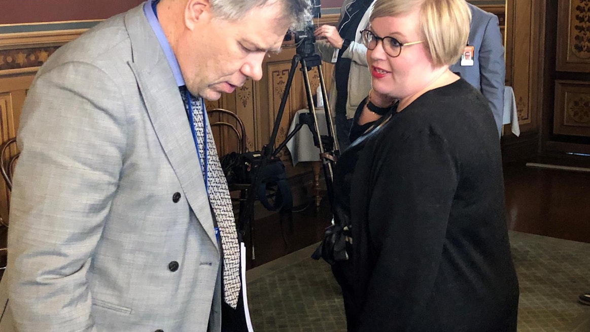 Valtiovarainministeri Annika Saarikko ja kansliapäällikkö Juha Majanen toimittajatilaisuudessa Säätytalolla.