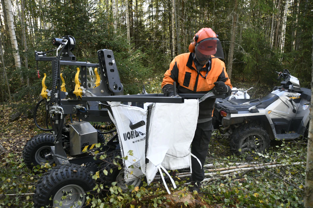 Woodpecker on mönkijävarustuksessa asennettu pyöräalustalle. Klapiprosessorina se toimii todella hyvin.
