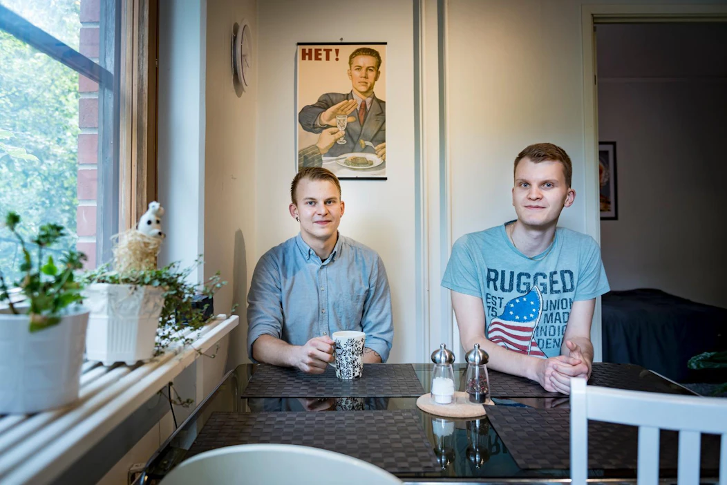 Opiskelijoille maksetaan tukea neljän eri kuntaryhmän mukaisesti. Helsingissä asuva opiskelija saa eniten tukea, maakunnissa asuvat puolestaan vähemmän. Helsingissä opiskelevat Teemu Laulumaa (vasemmalla) ja Anttu Suhonen solmivat erlliset vuokrasopimukset uudistuksen takia.