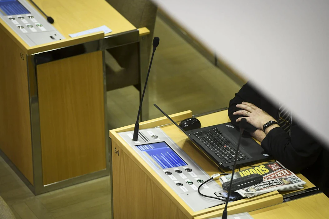 Evan kyselyyn vastanneista 68 prosenttia toivoi päällekkäisiin tehtäviin rajoituksia. LEHTIKUVA / EMMI KORHONEN