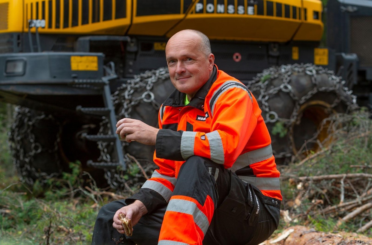Esa Lipsasen työmaa on tällä kertaa sähkölinjan vierimetsässä.