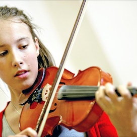 Kaustislainen abi Hilkka Pajukangas soitti viulua lapsena, mutta ”suuttui” ja jätti soittimen vuosiksi. Musiikkilukiossa Hilkka aloitti lauluopinnoilla, mutta lukion toisella luokalla hän halusi aloittaa uudelleen myös viulunsoiton. Päivi Karjalainen