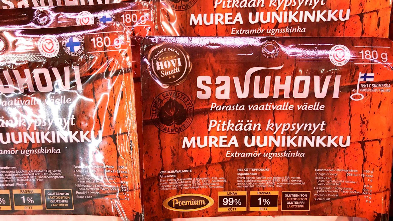 Savuhovin Mureassa uunikinkussa on kahdenlaista Suomen lippua: vanhempaa pyöreätä ja uudempaa lipputankoa. Lihan alkuperäksi on merkitty EU.