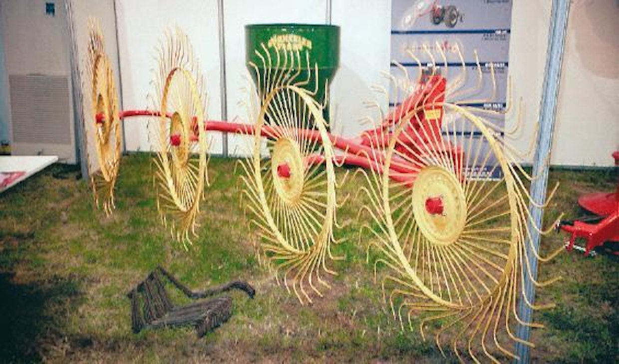 Vicon-tyyppinen pyöröharava löytyi ihan uutena. Tämä nostatti nostalgiaa.