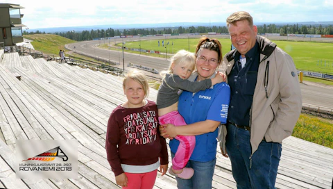 Pohjoisen kuningatarkandidaatti Topmarin perhe Eero, Outi, Karoliina ja Sofianna Kajula olivat esittelemässä tulevaa kuninkuusraviareenaa lehdistölle lauantain Kirppu-ajon yhteydessä.