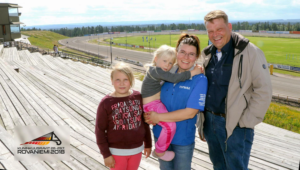 Pohjoisen kuningatarkandidaatti Topmarin perhe Eero, Outi, Karoliina ja Sofianna Kajula olivat esittelemässä tulevaa kuninkuusraviareenaa lehdistölle lauantain Kirppu-ajon yhteydessä.