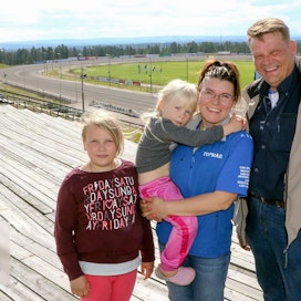Pohjoisen kuningatarkandidaatti Topmarin perhe Eero, Outi, Karoliina ja Sofianna Kajula olivat esittelemässä tulevaa kuninkuusraviareenaa lehdistölle lauantain Kirppu-ajon yhteydessä.