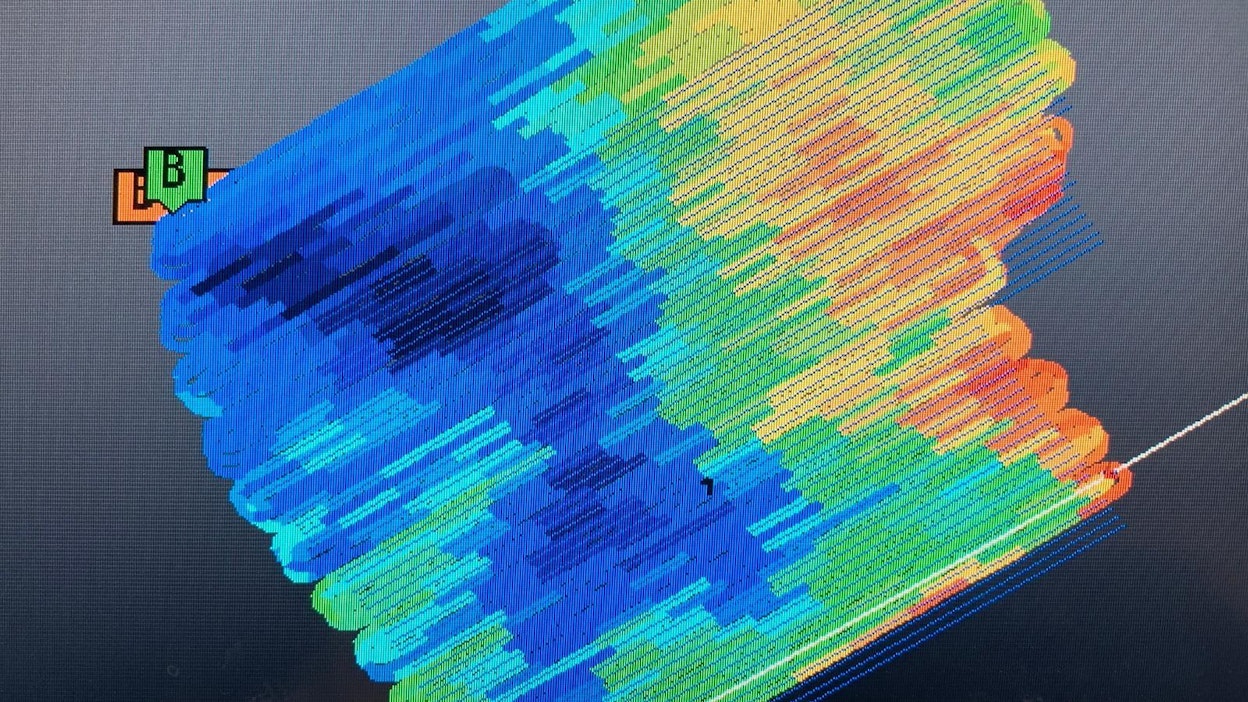 Nykyiset senttitarkat GPS-järjestelmät mahdollistavat pellon pinnanmuodon kartoituksen viljelytöiden kylkiäisenä. Kuvan pellolla nuoli osoittaa, miten matala – alle 10 senttinen – kannas rajaojaa vasten muodostaa keväiselle veden liikkeelle padon. Siniset alueet ovat alinkoa, punaiset lohkon yläosaa.
