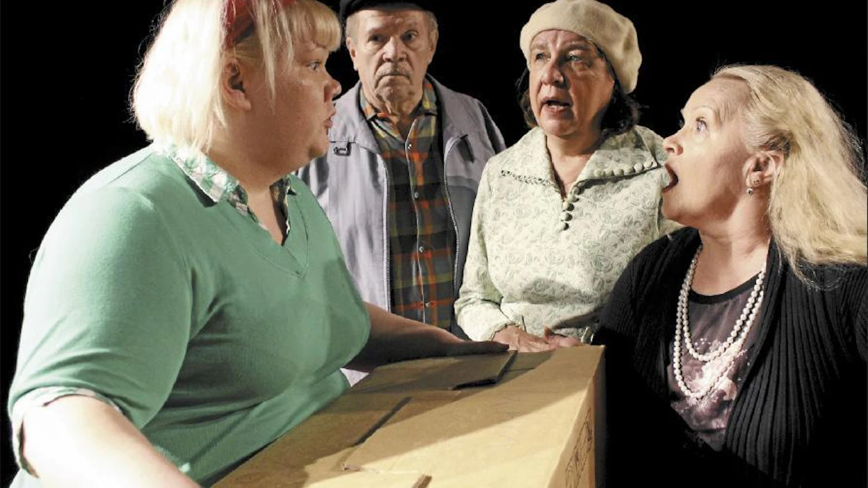 Ilkeä anoppi (Pirjo Kinos oikealla) yrittää jatkuvasti puuttua Kaisun (Paula Toivonen) elämään. Kyläkaupan asiakkaat (Mauri Könönen ja Heta Hirvisaari) säestävät taustalla. Tuija Lappalainen