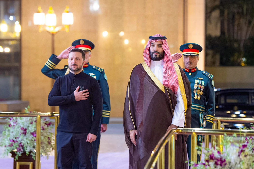 Ukrainan presidentti Volodymyr Zelenskyi ja Saudi-Arabian kruununprinssi Mohammed bin Salman yhteiskuvassa maanantaina. LEHTIKUVA / AFP .