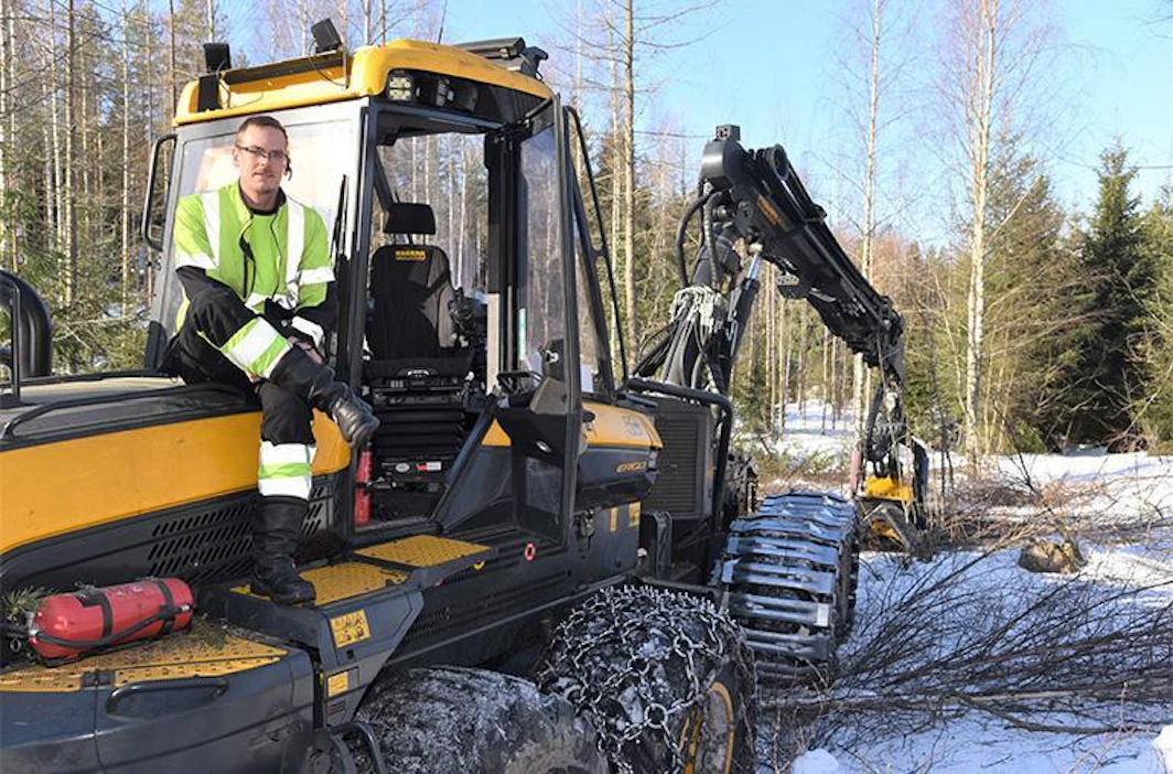 Kuljettaja Tommi Helin tekee harvennukset ja päätehakkuut kahdeksanpyöräisellä Ponsse Ergo -harvesterilla.