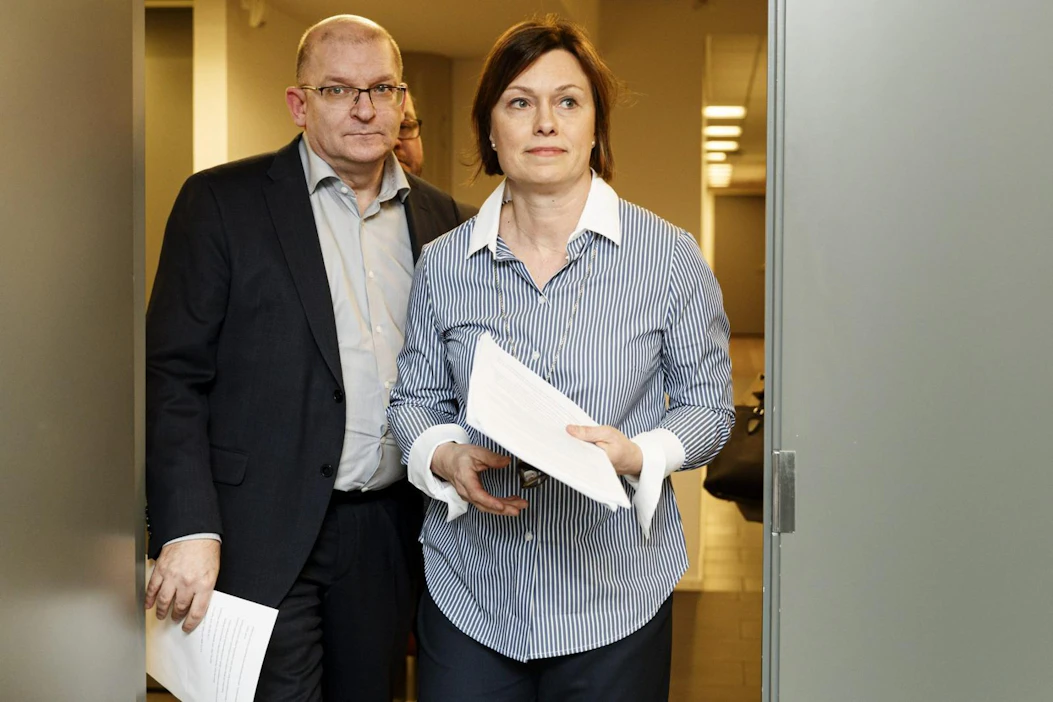 Kemian alan työnantajia edustava Kemianteollisuus aloittaa syksyn työmarkkinaneuvottelut tänään Teollisuusliiton kanssa. Kuvassa Kemianteollisuuden johtaja Minna Etu-Seppälä (oik.) ja Teollisuusliiton puheenjohtaja Riku Aalto (vas.). LEHTIKUVA / Roni Rekomaa