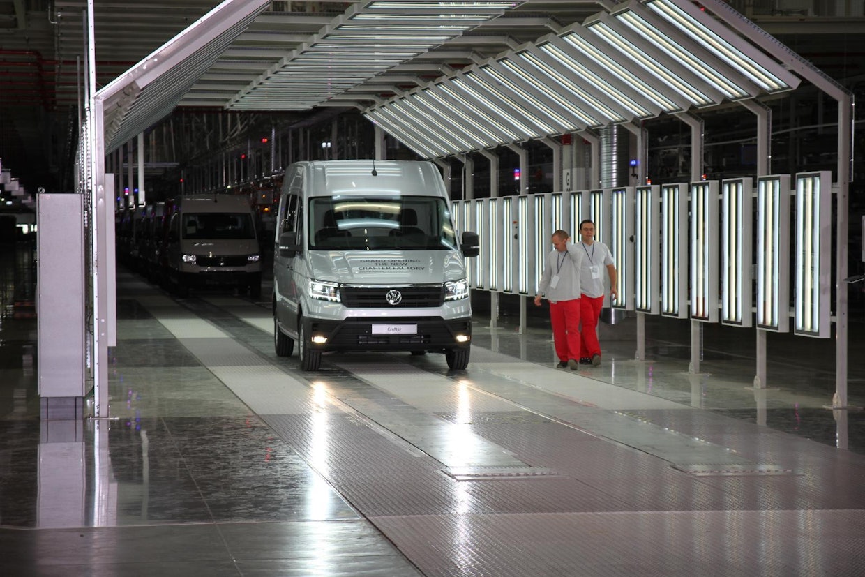 Tuotantolinjan päässä on vuorossa lopputarkastus, jonka jälkeen autot ovat logistiikan käsissä.