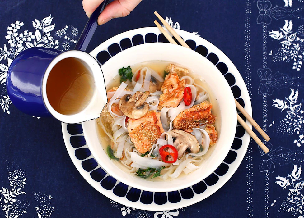 Japanilainen lohiramen koostuu kulhon pohjalle laitetuista sattumista sekä päälle annosteltavasta liemestä.