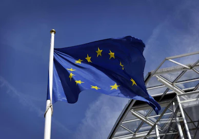 Unionin kykyyn ratkaista pakolaiskriisi ja hoitaa talousasioita suhtaudutaan EU-kansalaisten keskuudessa kuitenkin yhä ynseästi, kyselystä käy ilmi. LEHTIKUVA / TIMO JAAKONAHO