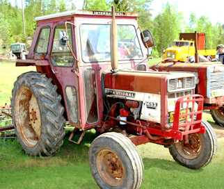 Internation 453 -traktoria valmistettiin Länsi-Saksassa vuosina 1971–75 yhteensä 12 756 kappaletta.