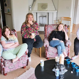 Oululaislähtöiset Venla Honkala (kuvassa vasemmalla), Erica Alaluusua, Tiia Käpylä, Anna Nikkilä ja Tanja Vimpari asustavat kesäkuun ajan entisessä kunnanlääkärin talossa Viitasaarella. Työskentely ja opiskelu hoituvat etäyhteyksin.