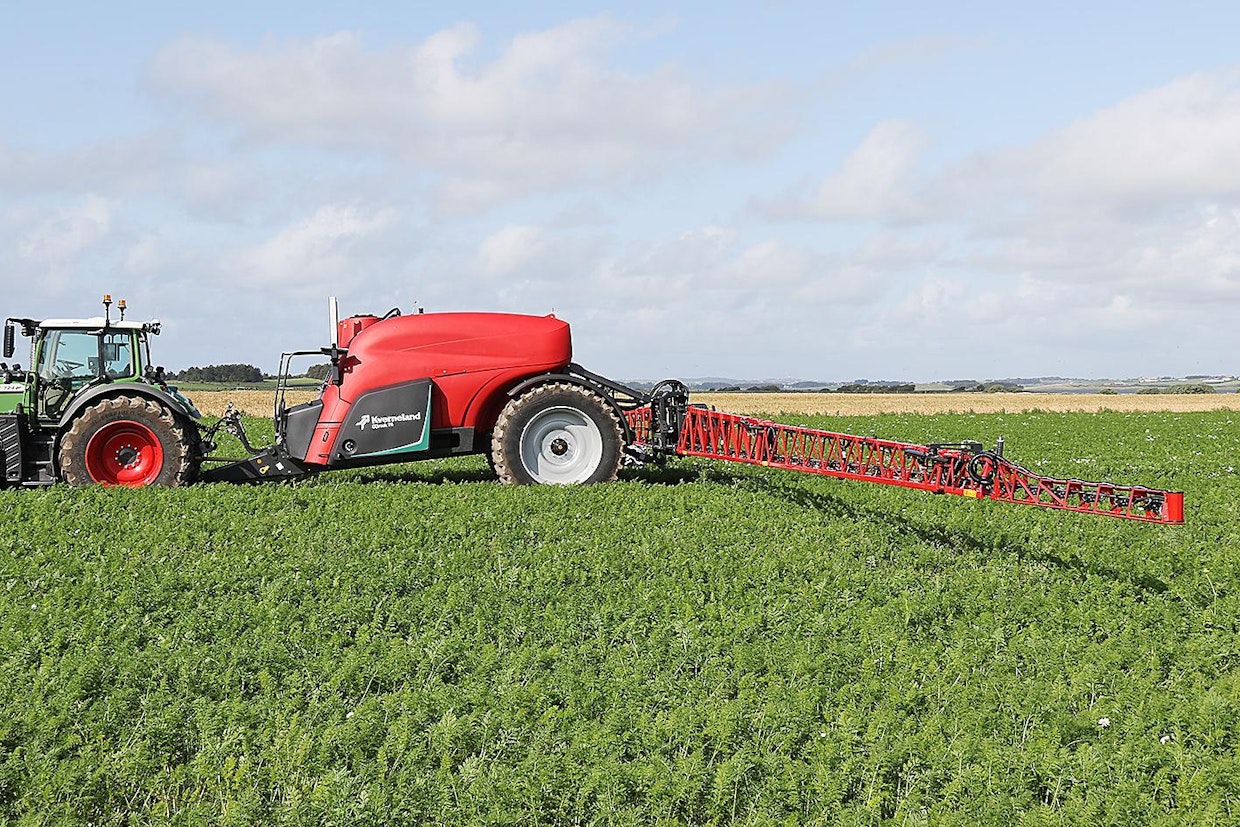 verneland iXtrack T6 on valmistajan hinattavien ruiskujen uusi, ja suurin mallisarja. Ruiskuja on saatavilla 5200, 6400 ja 7600 litran säiliöillä, ja työleveyden voi valita 21 ja 40 metrin väliltä. Puomiin on saatavilla vakautusautomatiikka, joka perustuu viiden etäisyysanturin keräämään tietoon. Näin ollen järjestelmä toimii myös silloin, kun puomin uloimmat osat kääntää sisään.