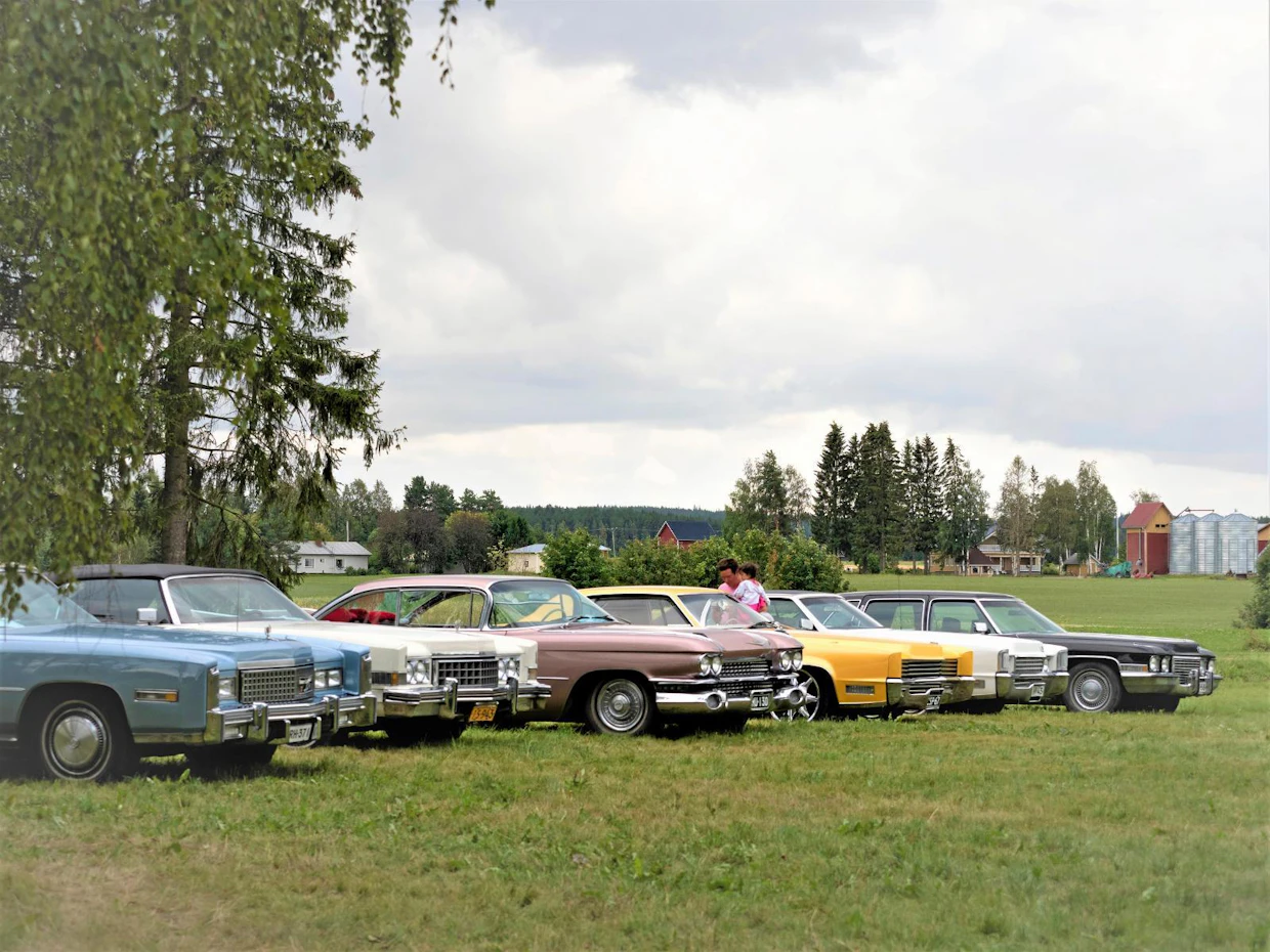 Cadillacit asettuivat perhepotrettiin kruisailukierroksen päätteeksi.