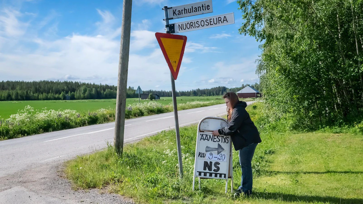 Miira Karhu innostaa kansalaisia äänestämään. Hän otti mainostelineen mukaansa lähtiessään äänestämään ja pystytti kyltin risteyksen, josta käännytään Isonkyrön Lehmäjoen äänestyspaikalle. Telineen vaihtuvat tekstit ovat kertoneet lehmäjokisille monista vaaleista ja muistakin tapahtumista. Pari viikkoa sitten mainos muistutti nuorisoseuran vohvelikahvilasta ja koululaisten kierrätystyöpajasta.