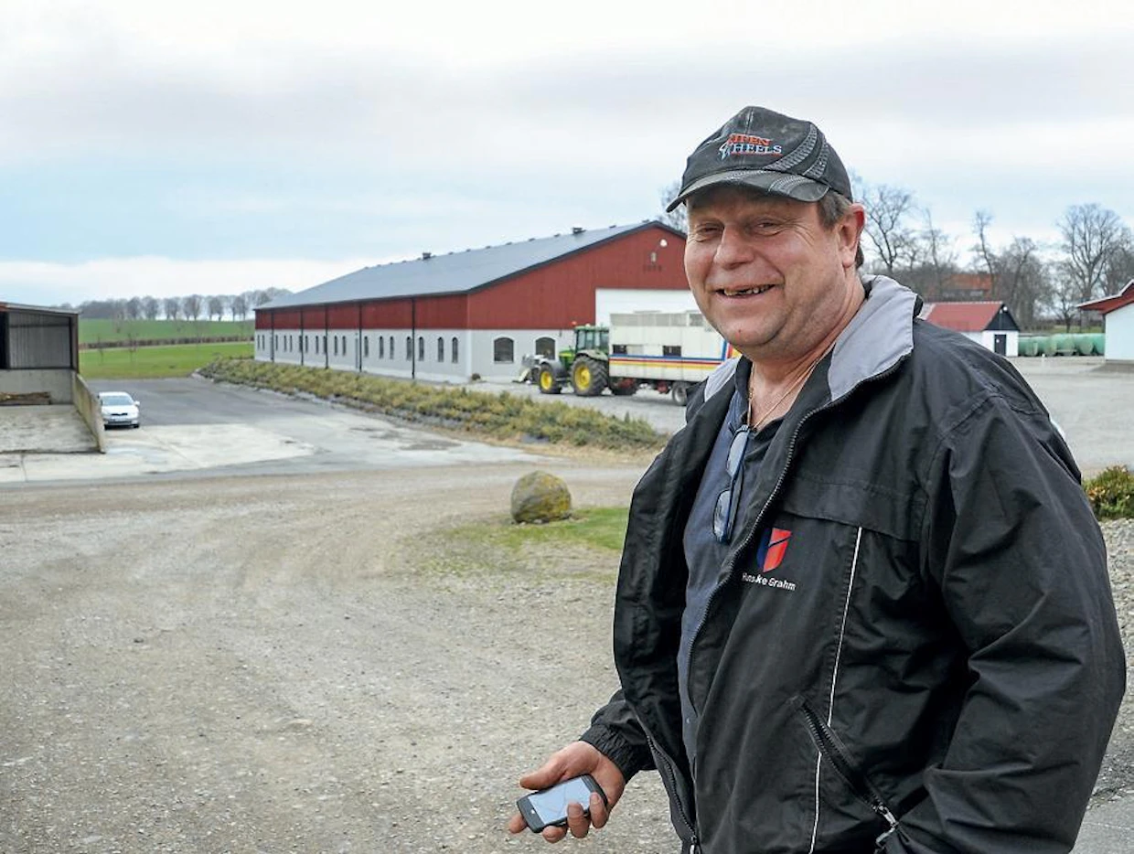Hans-Åke Grahm on ruotsalaisittain rento heppu, jolla elämä tarkoittaa työtä. Pomona häntä oli hauska seurata, sosiaaliset kyvyt valloittivat. Jättitilan johtaminen ei passaa kiukuttelijoille.
