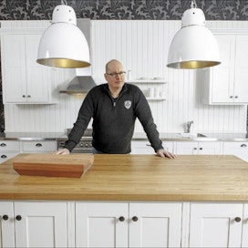 Puuseppä Juha Huttunen pitää valkoista keittiökalustekokonaisuutta klassikkona, johon on helppo yhdistää muita värejä. Pentti Vänskä