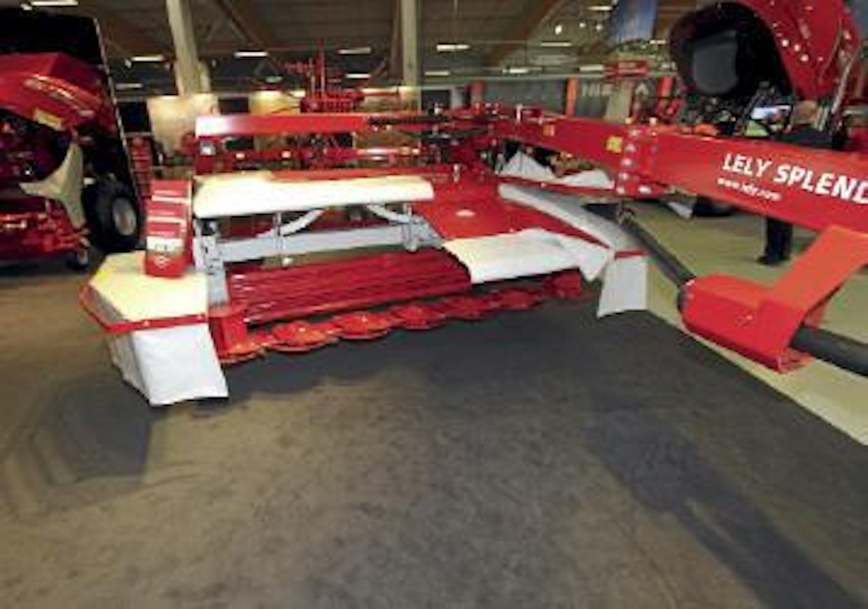 Lely Splendimo -niittomurskaimen pyörät on sijoitettu koneen taakse, jotta koneella on helpompi niittää pellon reunoilla. Koneessa on uusi teräpalkki, jossa tehosiirto on toteutettu akselien ja kulmavaihteiden avulla. Teräpalkin tehontarve on valmistajan mukaan jopa 25–30 % alhaisempi kuin perinteisellä terälaitteella, jonka voimansiirto on toteutettu jäykän voimansiirtoöljyn joukossa pyörivillä välirattailla. Rakenteen ansiosta lautasen keskipiste ja akseli ovat lähellä palkin etureunaa, jolloin lautasen leikkuusektori on lähes 180 astetta. Lautasen kiinnitysmutterin alla on aluslevy, jossa on murtotapit kiveen ajon varalta. Lautasten edessä olevassa suojapeitteessä on magneetit, jotka pitävät suojapellin päälle nostetun suojapeitteen paikoillaan terän vaihdon tms. aikana. NHK-Keskus Oy. (UO)