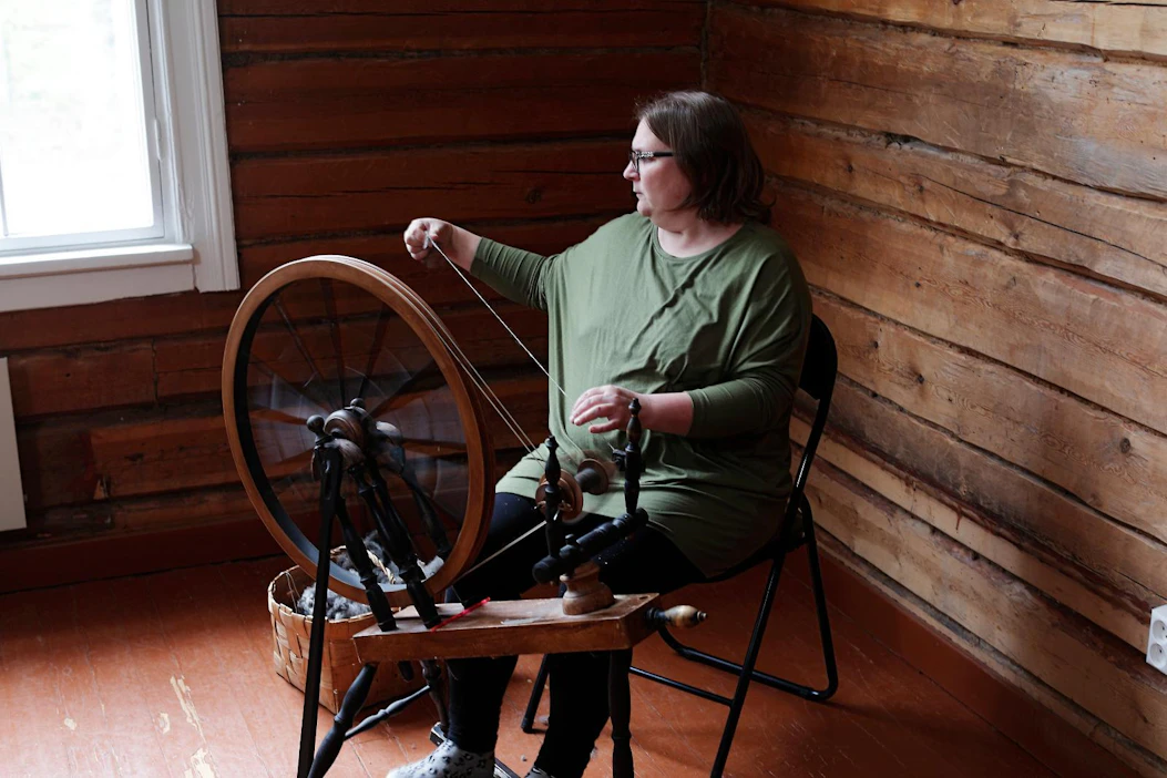 Teija Saastamoinen opettaa kursseillaan kehruuta. Harrastuksen suosio on kasvussa.