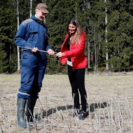 Ilari Sundberg esittelee Vilja-alan yhteistyöryhmän tiedottajalle Katri Popoville syysviljojen talvehtimista.