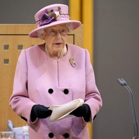 Elisabet, 95, oli Cardiffissa avaamassa Walesin parlamentin istuntokautta. Lehtikuva/AFP